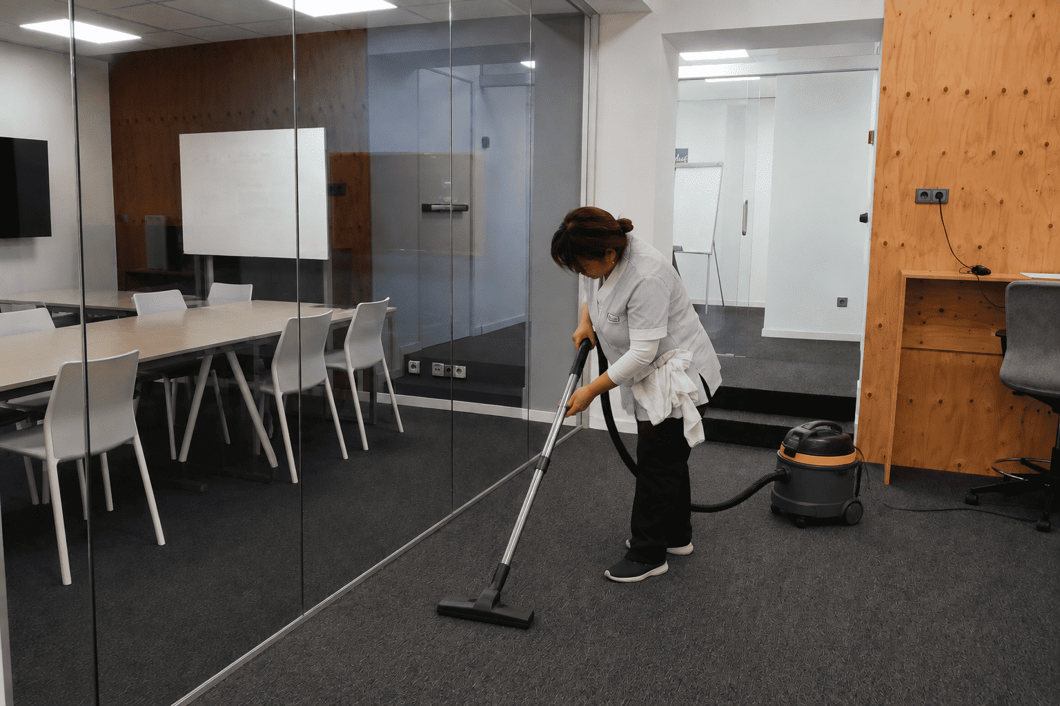Limpieza de suelos y moquetas en oficinas de Barcelona